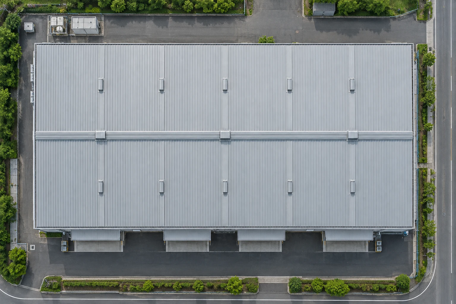 工場の屋根を真上から見た航空写真風のサンプル画像